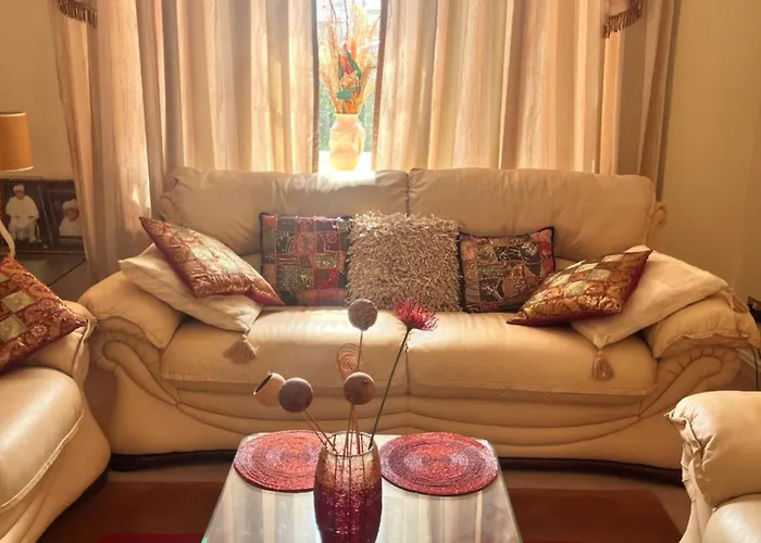 Private Room In Charming Detached House In Newington