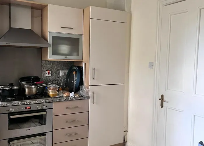 Private Room In Charming Detached House In Newington