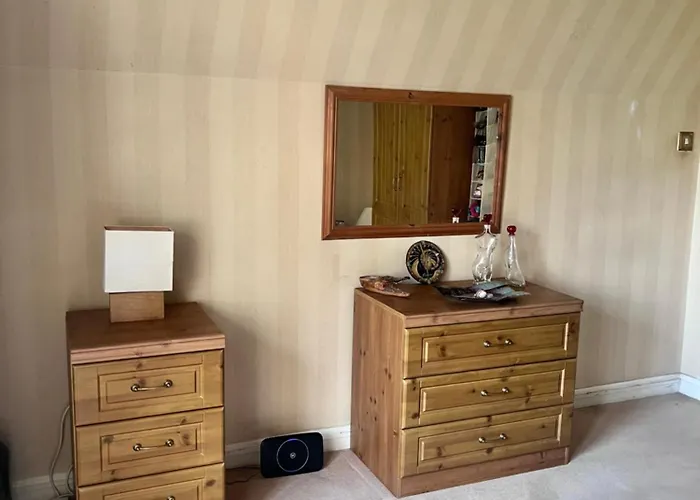 Private Room In Charming Detached House In Newington